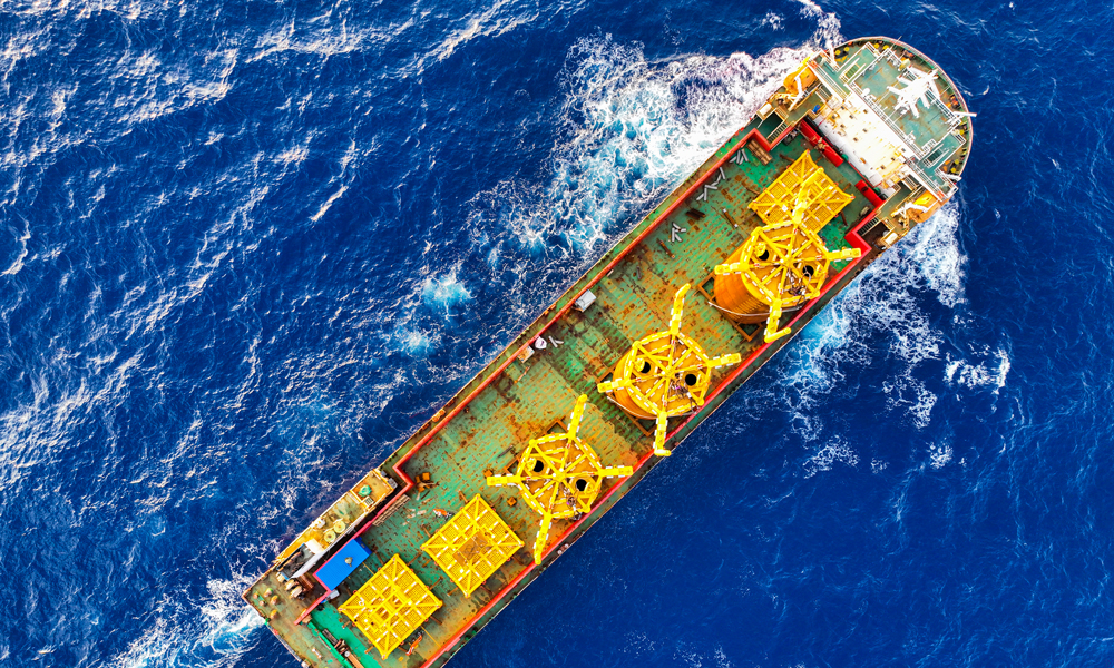 “深海一号”二期工程是我国首个深水高压气田，投产后整个“深海一号”大气田高峰年产量将由30亿立方米提升至45亿立方米，成为保障我国能源安全的重要气源地。图为驳船承载着吸力桩到达指定海域。