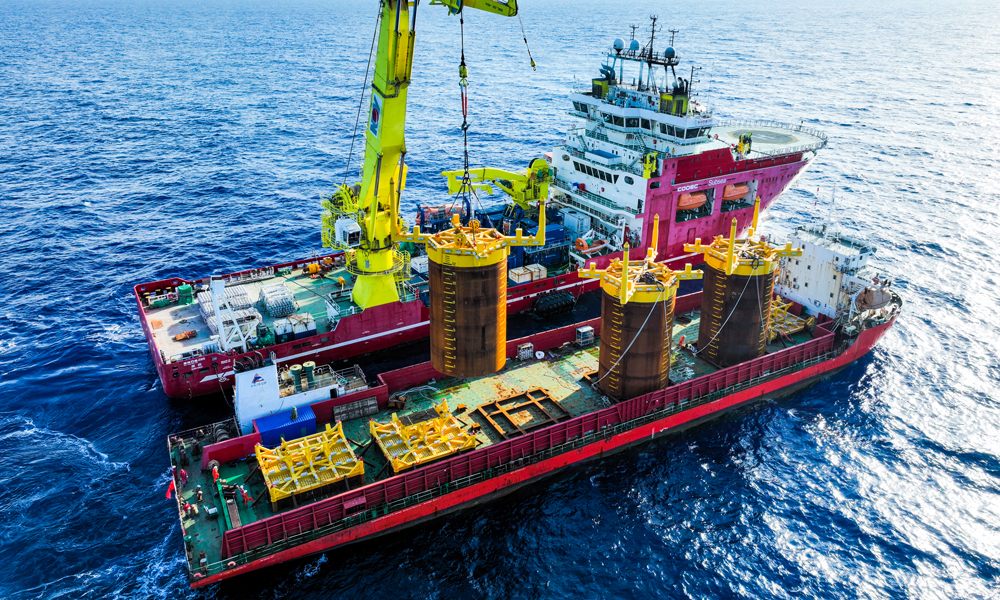 吸力桩是深水油气田大型水下生产设施的重要基础结构，相当于大型水下管汇的“地基”，由桩体和顶盖组成，顶盖上部搭载导向对接装置、排水舱口及贯入吸力泵接口等高精度部件。“深海一号”二期工程吸力桩高19.68米、桩筒直径8米、设计贯入深度12.5米，用于固定水下生产系统3套中心管汇的基座，由海油工程3000米级深水工程船“海洋石油285船”负责海上安装作业。图为吸力桩安装作业现场。