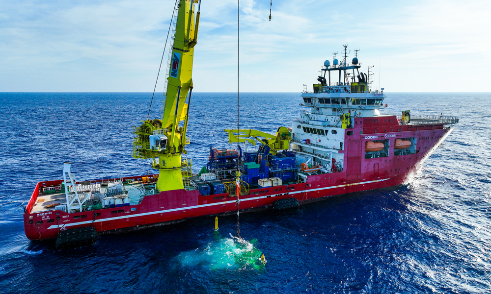 目前，中国海油“深海一号”二期工程项目组正在天津临港场地开展三台水下中心管汇测试工作，预计将于近期完成交付。下一步，项目将进行管汇和吸力桩对接安装工作，为实现“深海一号”二期工程按期投产奠定基础。图为吸力桩安装作业现场。