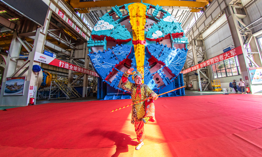 “津城1号”盾构机总长约120米，总重量约3200吨，是目前天津独头掘进距离最长、开挖直径最大的泥水平衡盾构机。盾构机刀盘配备连续式磨损检测装置，在掘进过程中可实现对刀具磨损量实时检测，操作人员可及时调整盾构掘进参数，提高掘进效率，保障施工安全。刀盘涂装设计灵感来源于中国传统神话故事《西游记》中的“如意金箍棒”， “金箍”谐音“津沽”。图为戏剧演员扮演的美猴王孙悟空与盾构机合影。