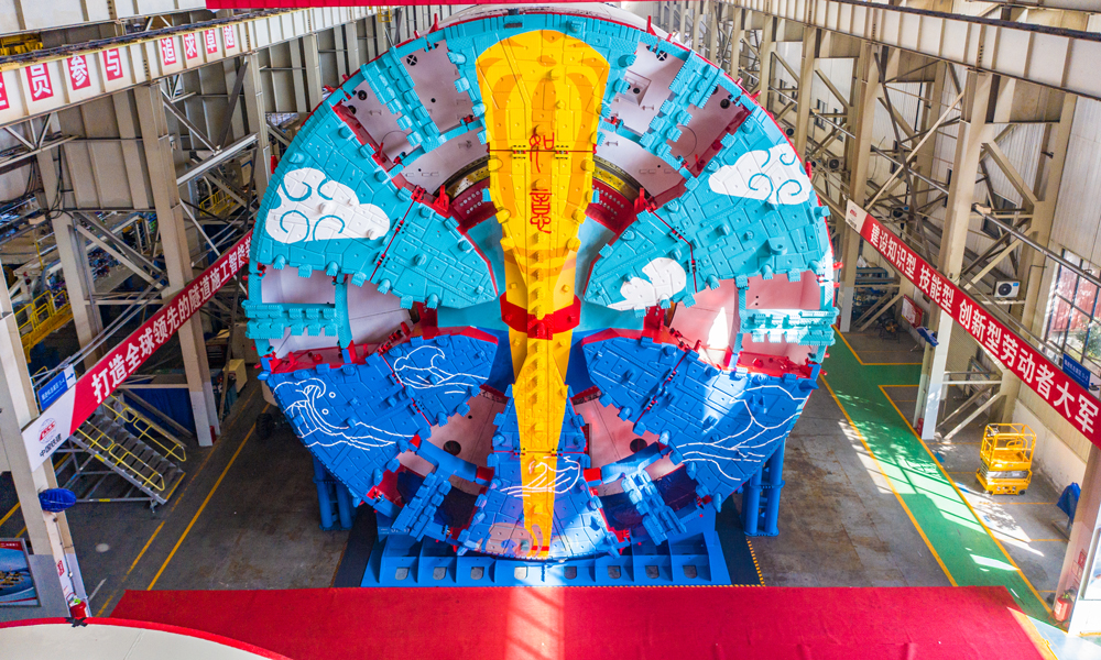 津沽海河隧道是津潍高铁全线唯一一条盾构隧道，也是天津地区的首条独头掘进距离最长的高铁大直径盾构隧道。“津城1号”盾构机将在覆土8.5米的超浅埋地层始发，向北独头掘进6014米，依次穿越大沽排水河、西南环铁路东大沽站、津沽一线立交桥、中央大道立交桥、海河以及地震断裂带等一系列特大风险源，于规划湖心岛公园南侧接收。图为“津城1号”盾构机。