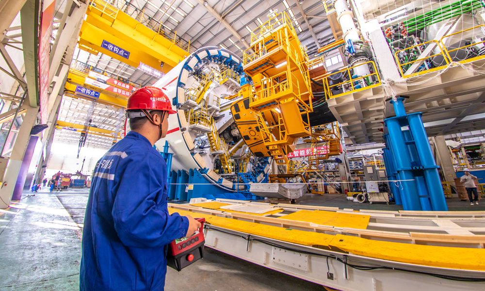 据了解，津潍高铁作为我国“八纵八横”京沪辅助通道和沿海通道的重要组成部分，北起天津滨海站，南至济青高铁潍坊北站，是进一步落实京津冀协同发展、长江经济带发展等国家战略，完善京沪通道综合交通运输体系的重点工程。图为盾构机机身。