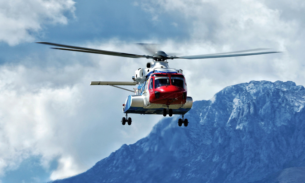 近日，AC313A直升机高原试飞团队以高效协作的工作状态，从海拔3300米的宁蒗泸沽湖机场转战至海拔4411米的四川稻城亚丁机场，正式开启最后阶段的高原试飞工作。图为由航空工业研制的国产大型民用直升机AC313A在云南宁蒗泸沽湖机场进行高原试飞。