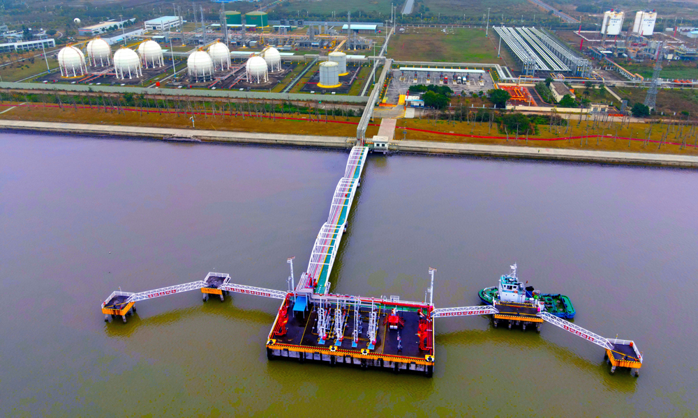 白云气田全力推动资源增备增输，强化生产管理与工艺保障，科学合理调配海气资源，做安全稳定生产工作，有力保障天然气能源供应。目前，白云气田横琴终端已服役18个年头，为粤港澳大湾区源源不断输送绿色动能。图为外输码头。