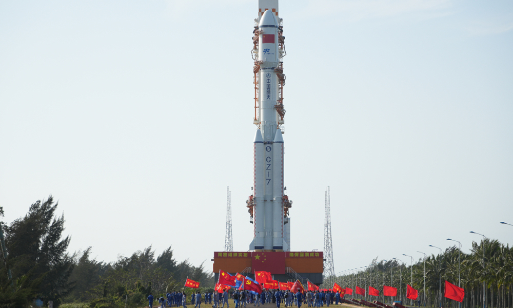 据中国载人航天工程办公室消息，1月15日，由中国航天科技集团有限公司研制的天舟七号货运飞船与长征七号遥八运载火箭组合体垂直转运至发射区。