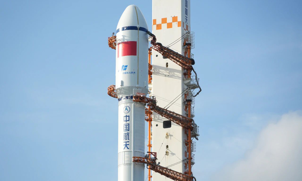 天舟七号货运飞船与长征七号遥八运载火箭组合体蓄势待发。