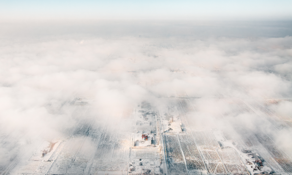 数九寒天，冰封雪地，辽河油田生产现场一片热火朝天景象。