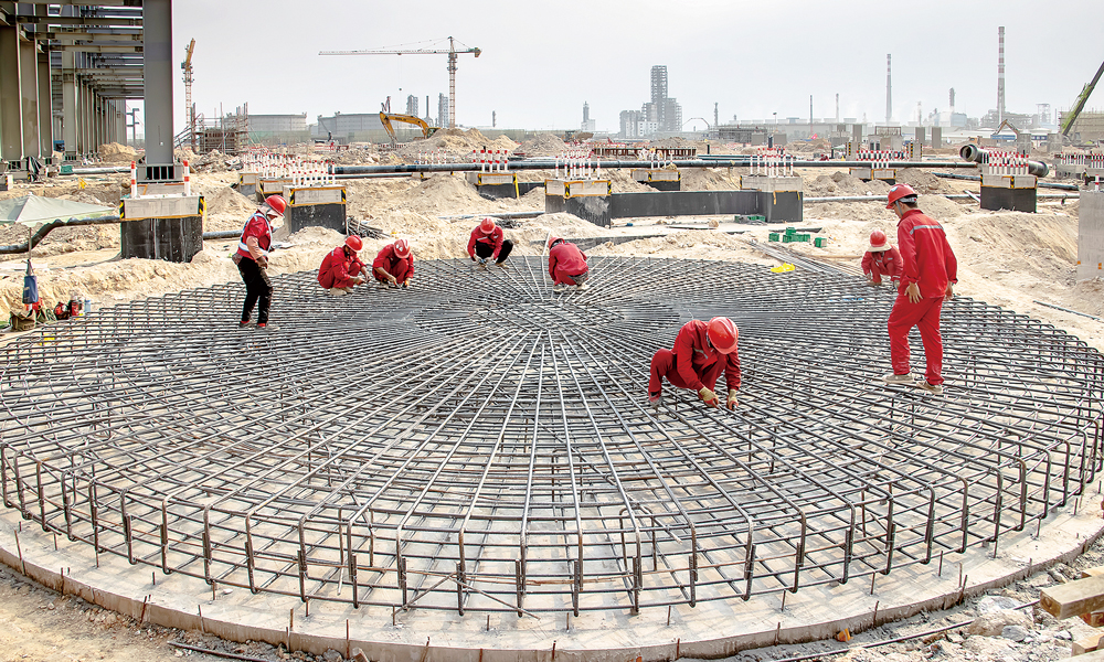 截至目前，广西石化炼化一体化转型升级项目正处于土建地下工程收官阶段，中国寰球工程有限公司承建各装置总体进度已达31.82%。全体参建人员正星夜鏖战，向着4月30日前实现项目土建地下工程收官目标发起冲锋。图为施工人员进行塔器基础钢筋绑扎工作。