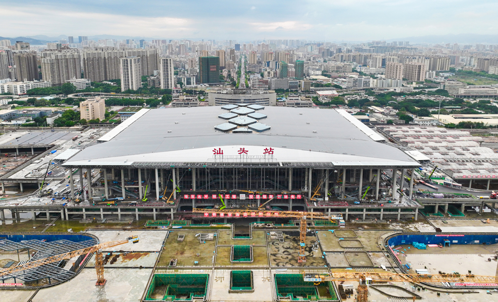 新建汕头站是国家“八纵八横”沿海高铁的重要节点，为广梅汕铁路、厦深高铁、梅汕高铁、汕汕高铁、粤东城际铁路等多条线路交汇点。站房分两期建设，一期新建东站房，二期改扩建既有西站房，建成后站场总规模达11台24线，将成为粤东地区规模最大、交通接驳功能最齐全的高铁枢纽，未来年旅客数量近4000万人次，服务汕潮揭三市，真正实现高铁进城。五一期间，项目近400台机械轰鸣不止，1600余名建设者坚守一线，把“节日”过成“节点”，全力加快施工进度。