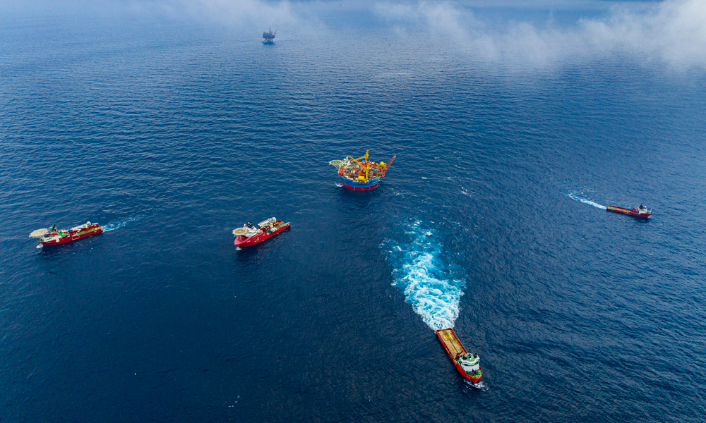 近日，随着最后一根锚链锁紧固定，亚洲首艘圆筒型浮式生产储卸油装置“海葵一号”完成海上安装，在珠江口盆地流花油田精准就位，标志着我国深水油气田浮体设施系泊系统安装能力获得新突破，为我国首个深水油田二次开发项目年内投产奠定基础。图为“海葵一号”锚链回接作业现场。