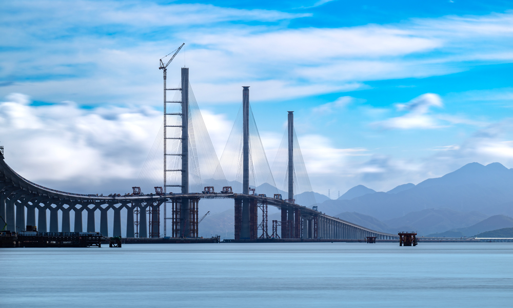 据悉，黄茅海跨海通道是《粤港澳大湾区发展规划纲要》发布后首个开工建设的跨海通道工程，也是港珠澳大桥的西延线，路线全长约31公里，海域段长度约15公里，设置高栏港大桥和黄茅海大桥2座主桥，预计2024年底建成通车，届时将与港珠澳大桥、深中通道、虎门大桥等组成大湾区跨海跨江通道群，助力建设世界级交通枢纽，为大湾区区域发展贡献交通动力。