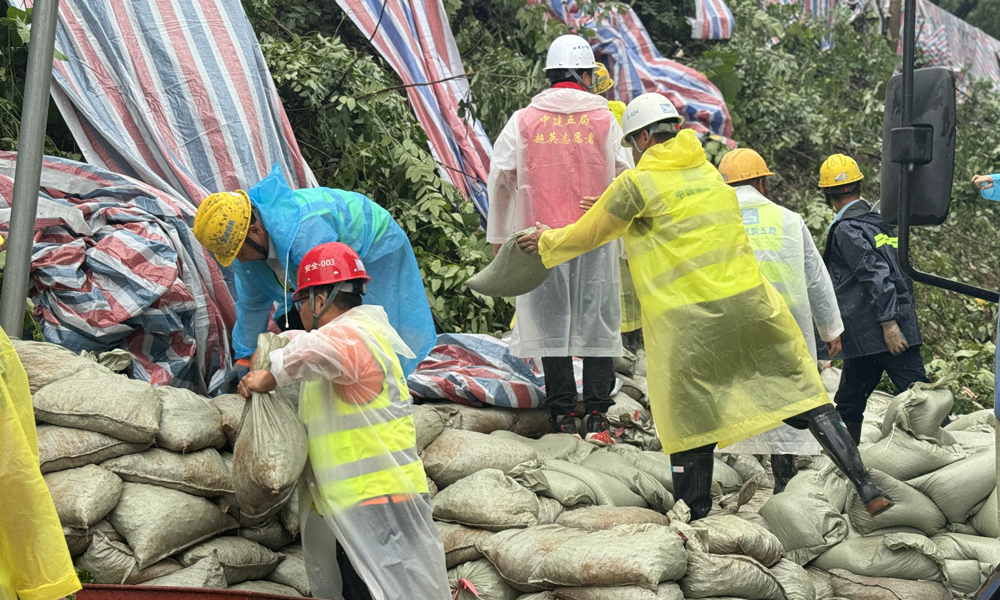 近日，面对严峻汛情，中国建筑所属公司积极响应号召，迅速行动参与防汛救灾，全力以赴保障人民群众生命财产安全。截至目前，中国建筑共计约投入抢险人员280余人、设备105台套，全力以赴为防汛救灾工作贡献力量。在湖南，中建五局工程与灾害应急救援队红旗渠项目分队派遣队员分别奔赴长沙市火车站前广场、长沙市洞井街道中航城小区、年嘉湖等多处受灾地段，协助当地政府排涝。图为中建五局天鑫悦园项目志愿者在搬运沙袋。