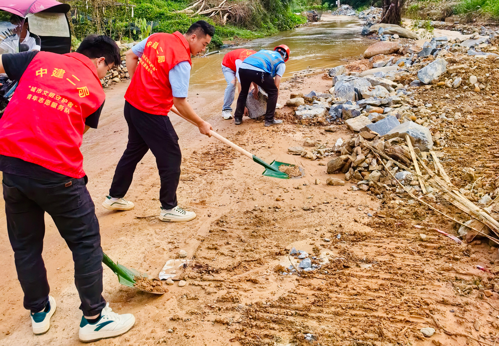 在广西，中建二局华南公司苍昭高速公路项目青年志愿者组成抗洪救援队，派出近十台施工机械，深入广西梧州市苍梧县六堡镇理冲村、首溪村、六堡村，对坍塌路段进行抢修，对河道、道路塌方及时疏通、清理，帮助村民及时解除道路故障。