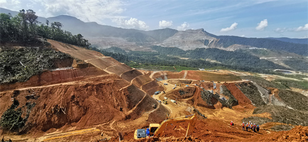 近年来，中国铁建推进“一带一路”项目建设，为推动构建人类命运共同体贡献中企力量。米拉多铜矿是共建“一带一路”倡议在南美洲的标志性项目，是厄瓜多尔第一座大型固体矿山，也是厄瓜多尔规模最大的露天铜矿，被厄瓜多尔列为国家战略项目。目前，中铁十四局矿山项目排土场截排水系统及酸性水库2#沉淀池工程在加紧建设中。该项目为当地培养了一大批优秀的矿业人才，为400多人提供了工作岗位。