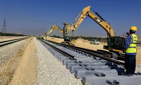 沙特铁路达曼至利雅得二号货运线侧线延长项目位于沙特首都利雅得与东部港口城市达曼之间，施工跨度500多公里，为新建线路施工。该项目的实施，进一步提升了沙特东部港口城市达曼到首都利雅得的铁路货运能力和效率，为当地经济发展增加了新的动能，为当地培养了挖掘机司机、火车司机、焊轨人员以及人力资源管理综合管理等各方面专业人才。