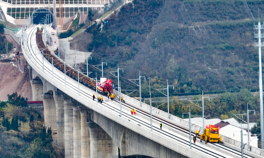 在施工过程中，中国铁建建设者研发出长大隧道绿色增能新型通风及气载粉尘抑制关键技术和装备，有效解决长大隧道通风困难、通风能耗高等难题；创新采用BLCP500型本邻两线铺轨机组进行铺轨施工，可满足无砟、有砟轨道本线和邻线长钢轨铺设等多种工况的施工作业，实现“走单线铺双线”的跨线铺轨，大幅提升铺轨施工效率，降低安全风险。图为杭温铁路二期铺轨现场。