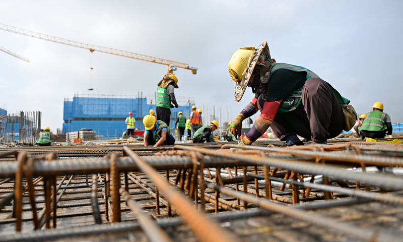 中国建筑项目建设团队坚持方案先行、技术引领，带领近千名建设者奋战一线，确保工程按照施工节点有序推进。图为中建三局工人在雄安科创中心二期、三期项目建设现场捆绑钢筋。新华社记者 牟宇 摄