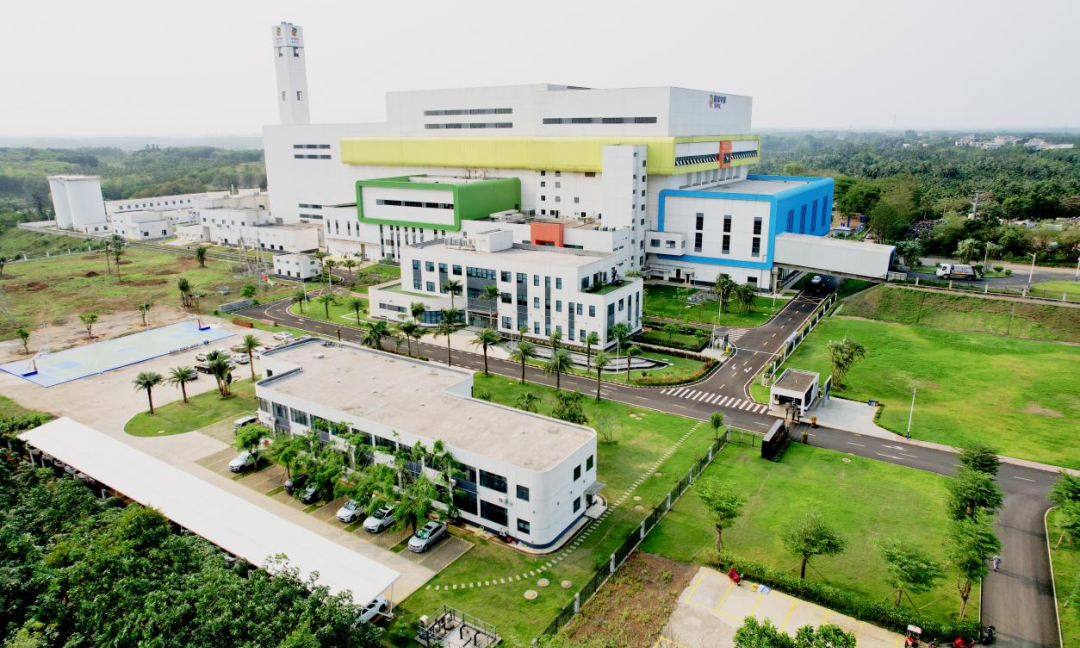 中国电力中电绿能建设的琼海市生活垃圾焚烧发电厂扩建项目年垃圾处理量43万吨，年发电量约2.23亿千瓦时。该项目获得国家重点推广节能低碳新技术8项、《建筑业10项新技术》6大项16子项、电力建设“五新”技术21项，获省部级及以上奖项19项。