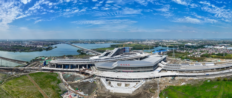 10月9日，由中铁建设承建的苏州南站站房外立面亮相，标志着车站建设取得重要进展，为站房投入使用打下坚实基础。新华社记者 季春鹏 摄