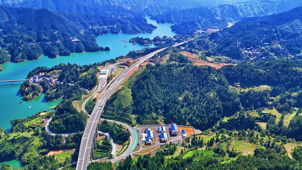 剑黎高速公路是中国铁建“投资—设计—施工—运营”全产业链打造的高速公路，全长74.754公里，起自剑河县柳川镇巫作溪枢纽互通，止于黎平县敖市镇八舟河枢纽互通，设计时速80公里，全线桥隧比69.4%。图为剑黎高速固本互通。