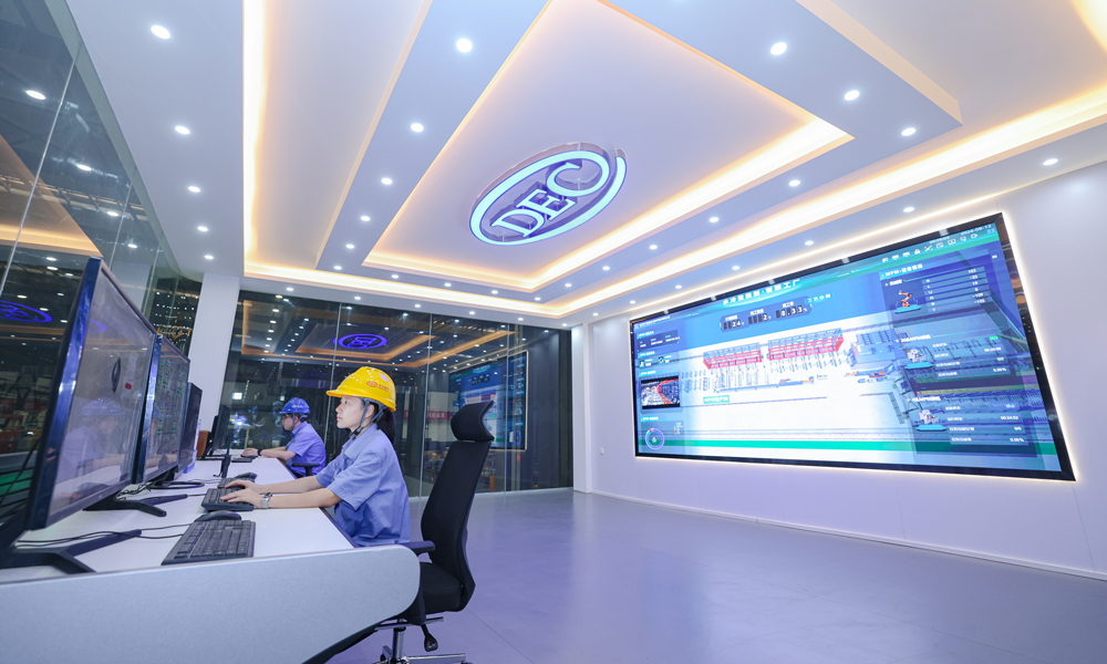 水冷壁数字化工厂融合了工业互联网、工业机器人、机器视觉、大数据及人工智能等先进技术，试运行以来，实现设备数字化率达100%、在线检测100%、材料利用率100%、自动排产100%、碳足迹覆盖率100%、生产效率提高100%、人均产值提升5倍，0.9米每分钟跑屏速度、20条焊缝同步跟踪数据不断被刷新，为生产提速、高效交付提供了坚实支撑。