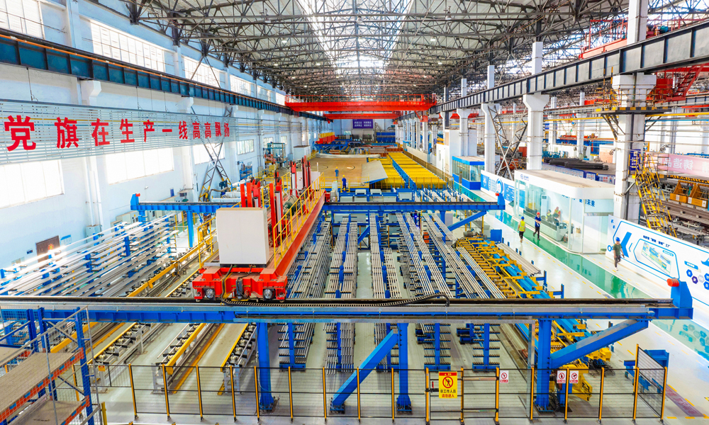 东方锅炉一系列“数制·智联”工厂建设，是全面贯彻国家“以信息化推动传统产业升级、加快数字经济建设、加快发展新质生产力”等系列精神的重要行动，是东方电气集团加快数字化制造转型战略的重要成果。图为已投运的锅炉行业首个联箱数字化智能制造工厂。