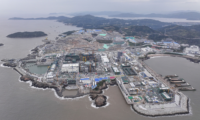 11月13日，位于浙江省温州市苍南县的中广核浙江三澳核电项目1号机组冷态功能试验圆满成功，标志着该机组从安装阶段迈向调试阶段。冷态功能试验是核电站建设的关键节点。三澳核电项目规划建设6台“华龙一号”机组。图为空中俯瞰建设中的中广核浙江三澳核电项目（无人机照片）。新华社发（苏巧将 摄）