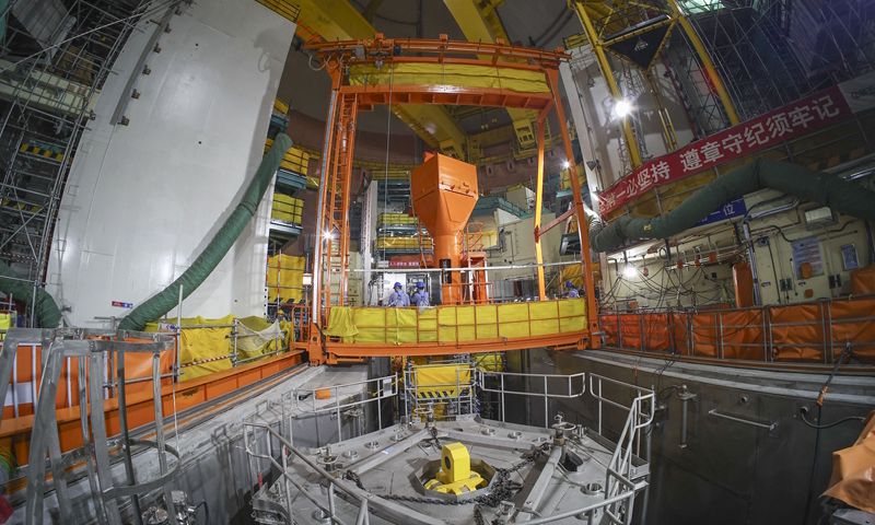 11月13日，在浙江省温州市苍南县中广核浙江三澳核电项目1号机组处，工作人员在检查机柜。新华社发（苏巧将 摄）