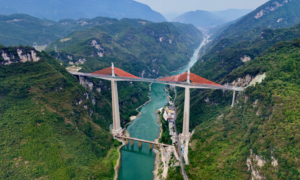 在亚洲第一高墩矮塔斜拉桥——磨寨乌江特大桥施工中，建设者针对高墩建设技术难点，利用数字风洞技术模拟山区大跨径桥梁结构风致振动，建立空间动力有限元分析模型进行桥梁抗震研究，有效攻克大桥超高桥墩的稳定性设计施工以及结构动力、振动分析等技术难题，为同类型山区高墩大跨度斜拉桥设计提供了宝贵经验。图为渝湘复线高速磨寨乌江特大桥。