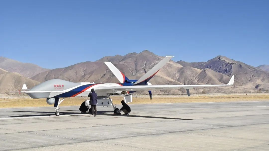 “翼龙”-2H应急救灾型无人机实时动态传输灾区一线数据、高清画面至应急管理部和西藏自治区应急管理厅指挥大厅，实现图像、语音、数据的上下贯通和可视化指挥，有效破解灾区极端“三断”情况下“力量突不进去、信息传不出来”的难题，为确定风险点位、监测灾情发展、开展灾情摸排，实施有针对性的救援行动提供了有力支持。