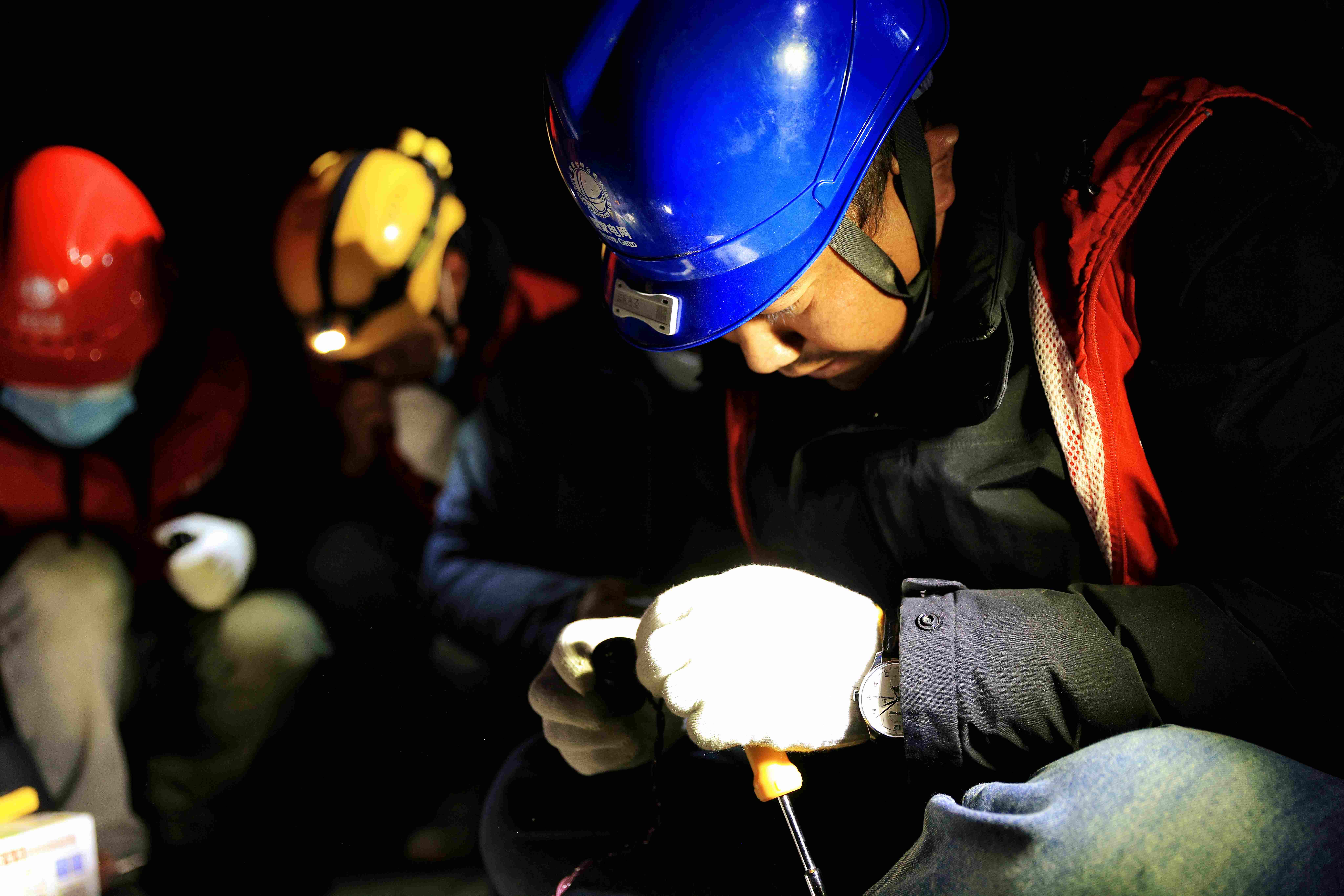 国网电力严格按照现场抢险救灾工作统一部署，持续做好新增受灾群众安置点的接电工作，调集抢修队伍，调配应急物资，全力开展震区及周边电网供电设施隐患排查，保障受灾区域可靠供电。