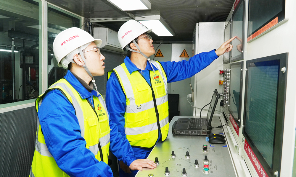 据悉，厦金大桥（厦门段）主线隧道盾构段70%以上的区段为浅覆土掘进，最浅覆土仅为8.1米，沿线穿越上软下硬、软硬不均、孤石和基岩凸起等中风化岩层，中风化花岗岩强度最大达到了134.34兆帕，盾构掘进姿态控制困难，对盾构机掘进压力控制和刀盘刀具的耐磨性提出极高要求。图为技术人员在调试盾构机。