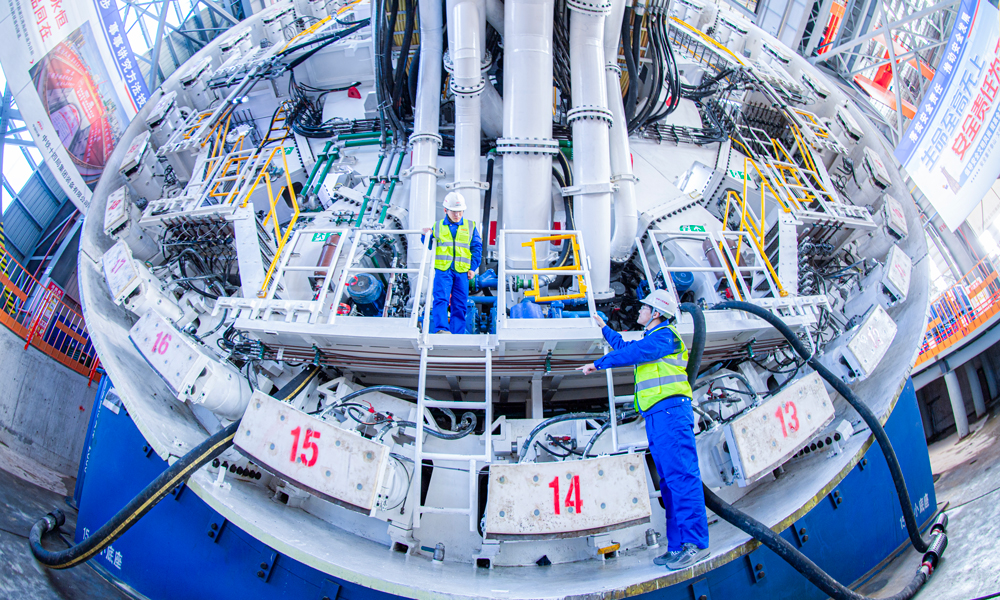 厦金大桥（厦门段）是落实“深化两岸融合发展”的国家重大战略工程。项目建成后将成为厦门本岛联系翔安机场的最便捷通道，有效缓解翔安进出岛通道及新机场片区交通压力，与厦门翔安机场、厦金航线共同构建起对台海陆空立体交通新格局。图为技术人员在验收盾构机。