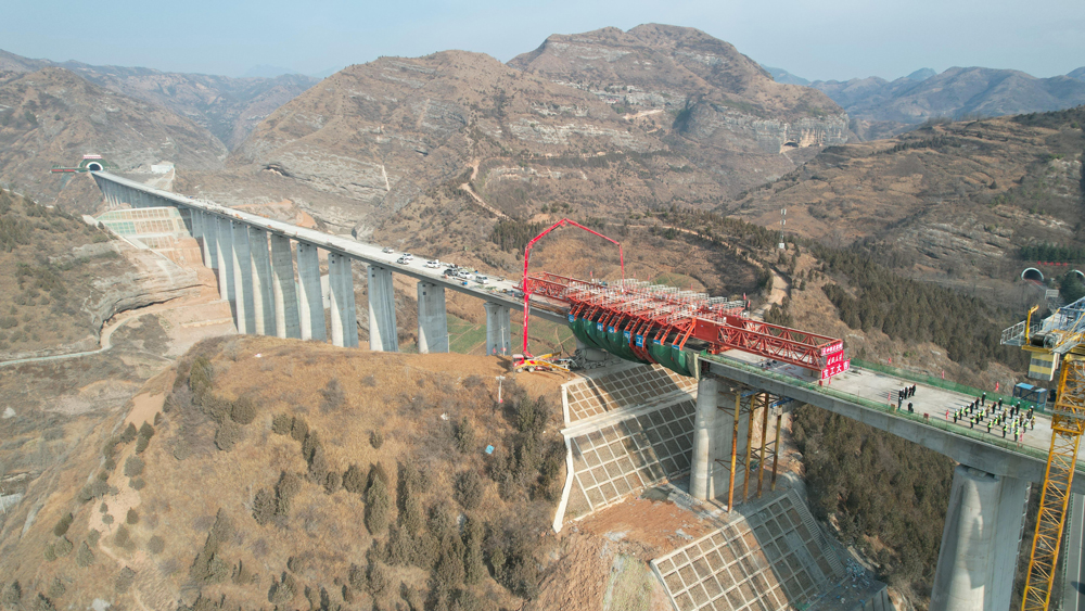 近日，中国中铁旗下中铁北京局承建的西（安）十（堰）高铁（陕西段）漫川关福银高速立交特大桥实现全桥贯通，西十高铁又一控制性工程胜利完工。该桥位于商洛市山阳县漫川关镇秦岭山脉低山南麓地区，全长1423米，共42跨，最高墩达69米，为西十高铁全线技术最复杂、施工组织难度最大、安全风险最高的桥梁之一。