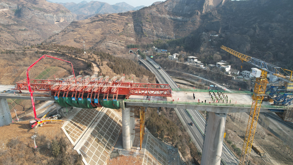 漫川关福银高速立交特大桥上跨G70福银高速、多条县道、旅游道路及多处既有村庄，施工安全风险大、技术难度高。项目团队成立科研攻关小组，积极研究复杂山区桥梁建造施工技术。截至目前，项目部已经取得发明专利6项，省部级工法1项、企业级工法2项。