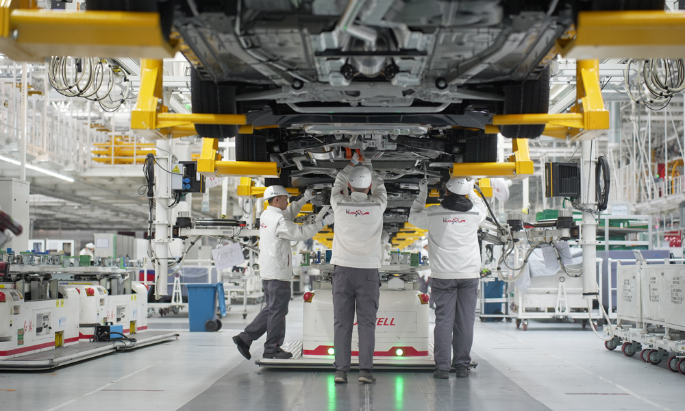 新年以来，中国一汽长春、天津、青岛、佛山、盐城等各大生产基地全力以赴抓生产、保交付。全体工作人员抢开局、拼发展、赢先机，铆足干劲冲刺首季“开门红”，为全年经营目标达成打下良好基础，为中国汽车产业的高质量发展贡献力量。图为工作人员在位于吉林省长春市的红旗制造中心繁荣厂区总装车间内进行红旗新能源车型电池安装工作。