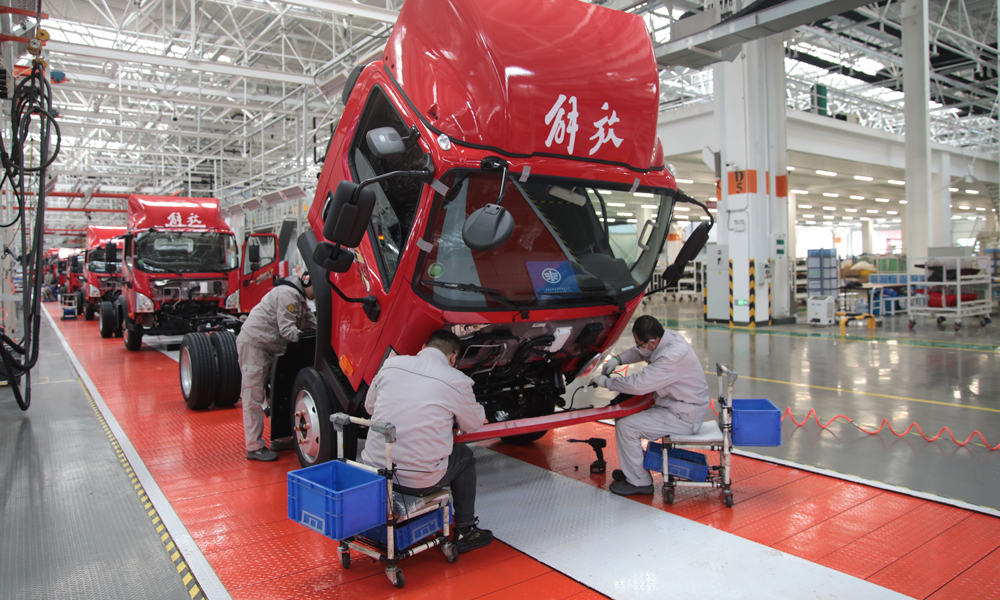 工作人员在位于山东省青岛市的一汽解放青汽公司总装配二车间装配解放轻卡产品。