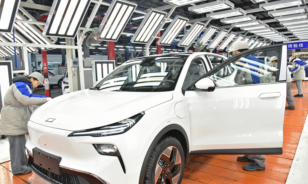 工作人员在位于江苏省盐城市的中国一汽盐城分公司检测车间做奔腾品牌车辆交付的终检。