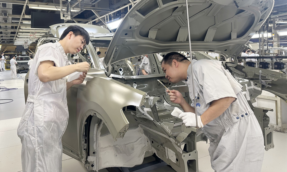 工作人员在位于广东省佛山市的一汽-大众佛山分公司涂装车间装配车辆。