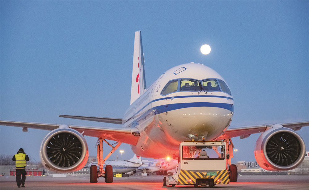 2025年春运期间，中航集团3架C919飞机加入春运运营，执飞北京—上海、北京—杭州、北京—武汉、北京—成都、北京—重庆5条航线，与此同时，中航集团机队“老将”也奋楫扬帆，搭建起一条条空中通路。工作人员全力以赴，保障春运顺畅。