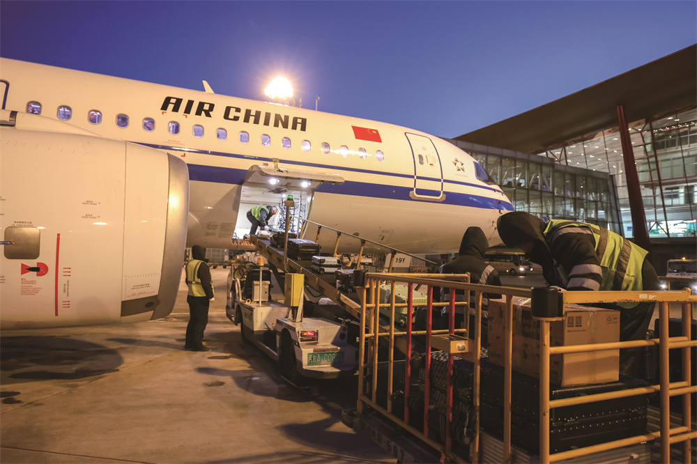 CA1405航班（北京—成都）由国产大飞机C919执飞，机长认真进行航前检查，地面人员妥善装载行李，各部门协同配合，保障航班安全。