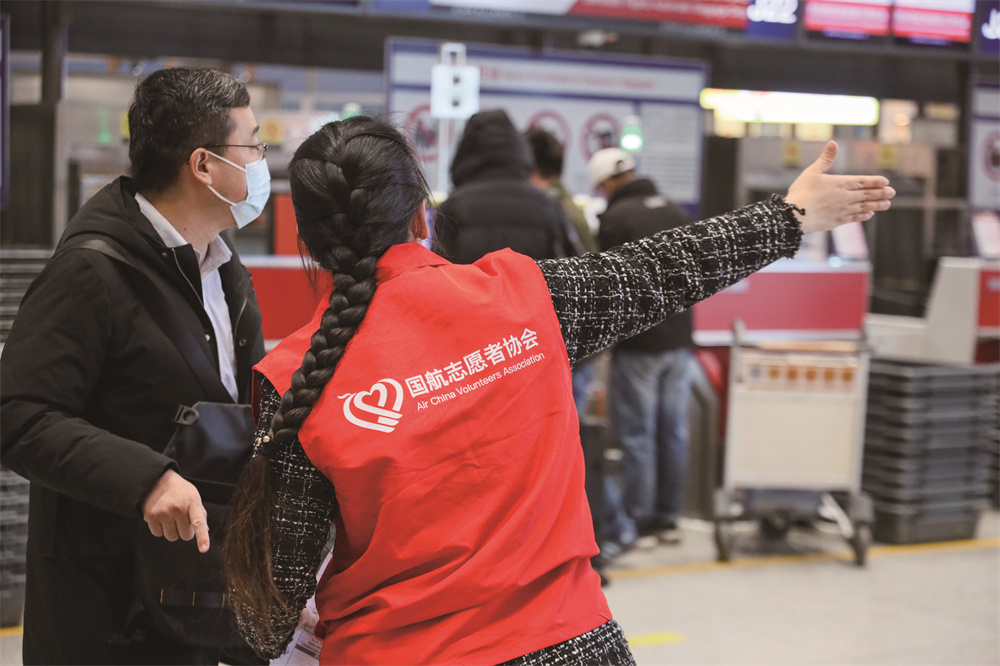 在首都机场T3航站楼内，中航集团协助旅客办理乘机手续、托运行李，服务特殊旅客。