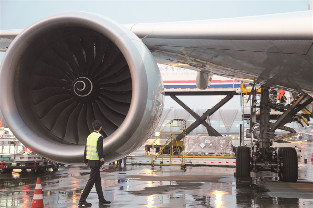 成都双流机场，CA4101航班机长绕机进行航前检查。