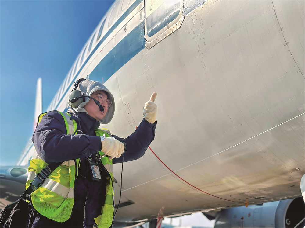 机务工作人员完成飞机检查。
