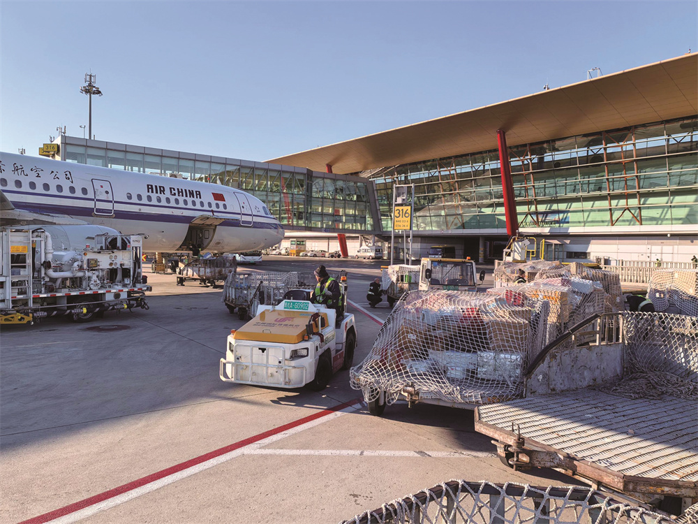 中航集团旗下国货航货站事业部北京货站站坪保障室在进行春运服务保障工作。