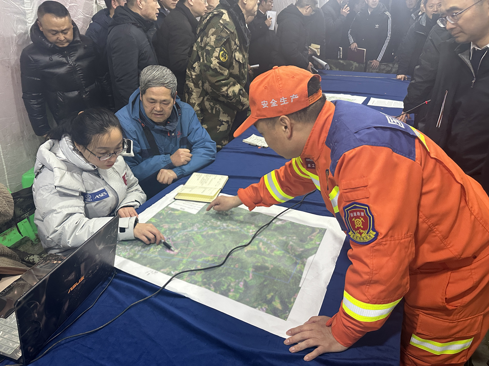 2月8日20时，救援人员抵达指定地点，会同专家组商讨监测方案并领受任务，在救援现场建立监测阵地。2月9日4时设备调试完毕，按现场指挥部要求监测数据，启动小时报制度。