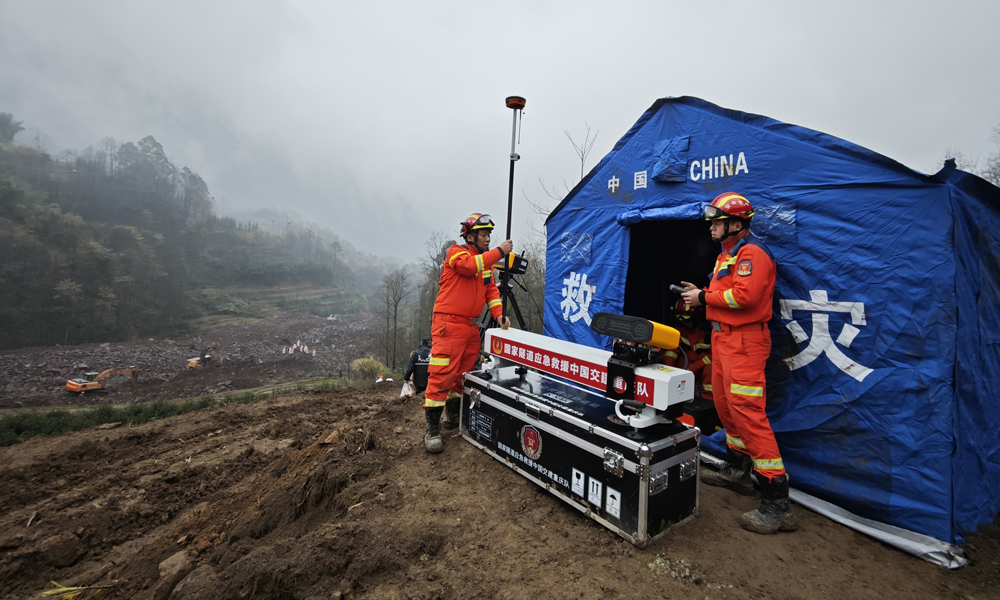 2月9日8时至17时，国家隧道应急救援中国交建重庆队在监测点持续使用边坡雷达和便携式雷达进行监测，形成数据分析报告4份，12时30分接现场指挥部指令，更换监测阵地向救援核心区域前延，由专业人员前往新的监测阵地勘察地形，16时装备架设完毕，对设备进行调试，并恢复小时报制度。目前救援正在紧张进行中。