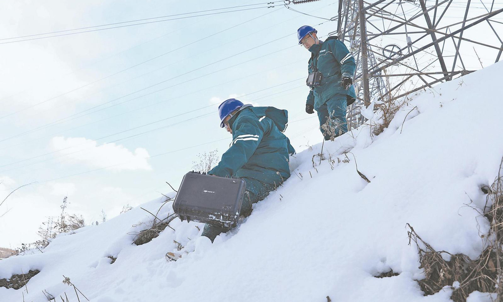 国家电网山东威海供电公司输电运检人员雪后特巡220千伏威凤线。