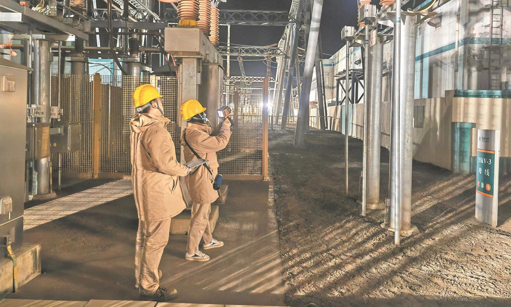 国家电网天津高压公司运维人员在500千伏北郊变电站特巡充油充气设备。