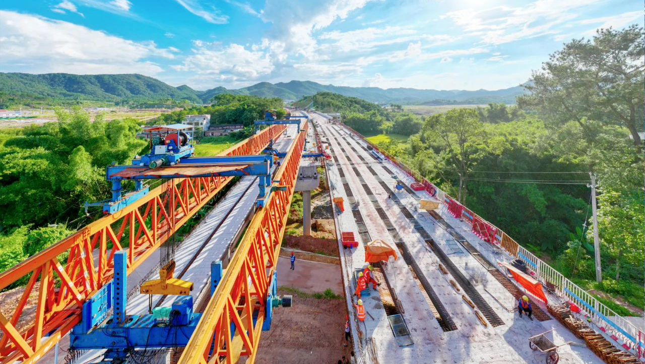 近日，中国建筑的建设者们开足马力，全力以赴抓项目、促建设，各重点项目纷纷按下“加速键”，不断刷新进度条，奋力实现一季度“开门红”。图为广西苍昭高速公路建设现场。架桥机如独具匠心的“丹青妙手”，以一天一跨的速度，在大好河山中擘画出一条穿山越岭的民生路。